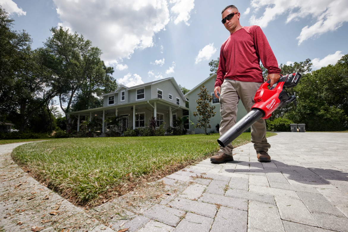 Milwaukee M18 leaf blower with dual 18v batteries