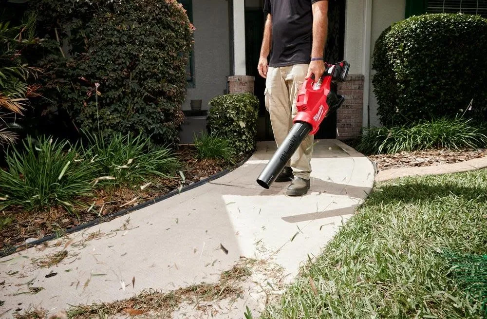 Use two M18 batteries with you Milwaukee leaf blower